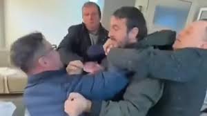 Un deputat AUR, atacat într-o înregistrare video care a circulat online Incidentul pare să fi avut loc în urma unei dispute verbale, culminând cu o agresiune fizică