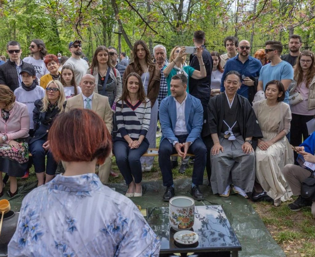 Primarul Bucureștiului, Ciprian Ciucu, a găzduit o întâlnire inedită cu ministrul de Externe, Oana Țoiu, în Grădina Japoneză din Parcul Herăstrău