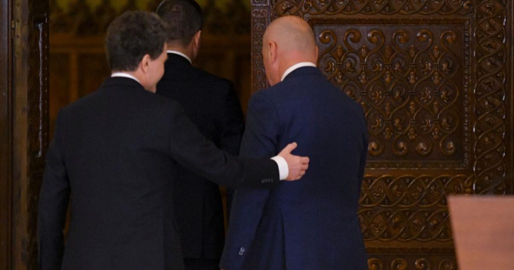 Imaginea afișată surprinde un portret al jurnalistului MARIUS GÎRLAȘIU, însoțit de o declarație puternică despre rolul jurnalismului