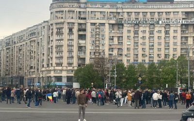 Oameni de toate vârstele au ieșit în stradă, luni seara, în Piața Victoriei, pentru a-l susține pe Ilie Bolojan, actualul premier