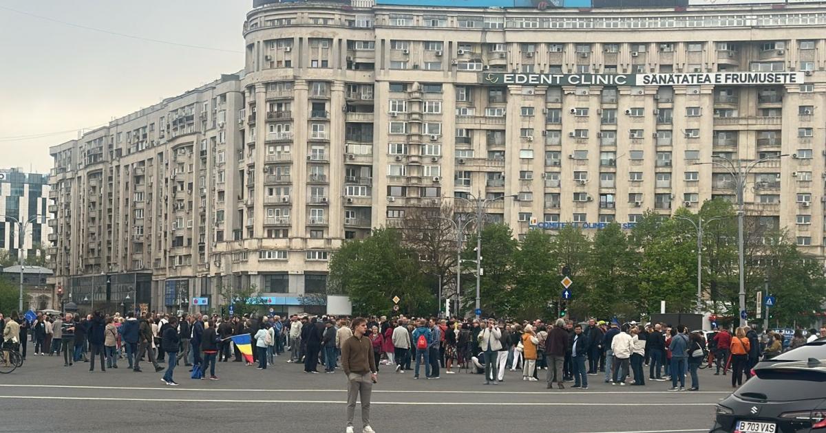 Oameni de toate vârstele au ieșit în stradă, luni seara, în Piața Victoriei, pentru a-l susține pe Ilie Bolojan, actualul premier
