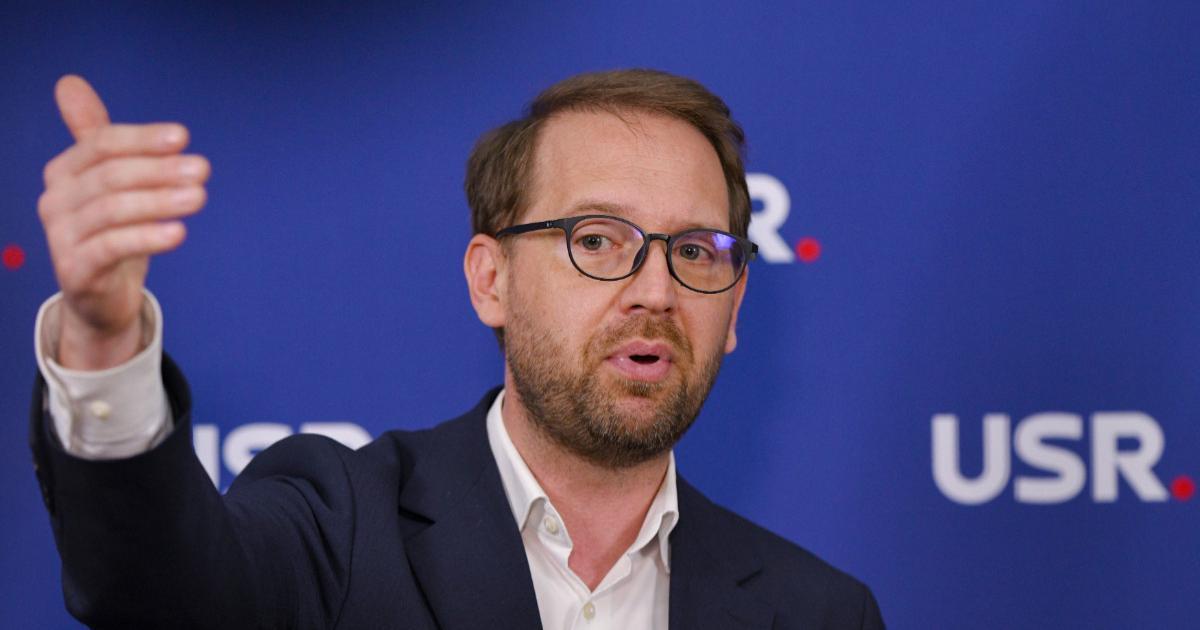 PSD retrage sprijinul politic premierului Ilie Blolojan, declanșând o criză politică majoră Partidul Social Democrat (PSD) a decis retragerea sprijinului politic pentru premierul Ilie Blolojan, o mișcare care a stârnit reacții vehemente din partea altor formațiuni politice