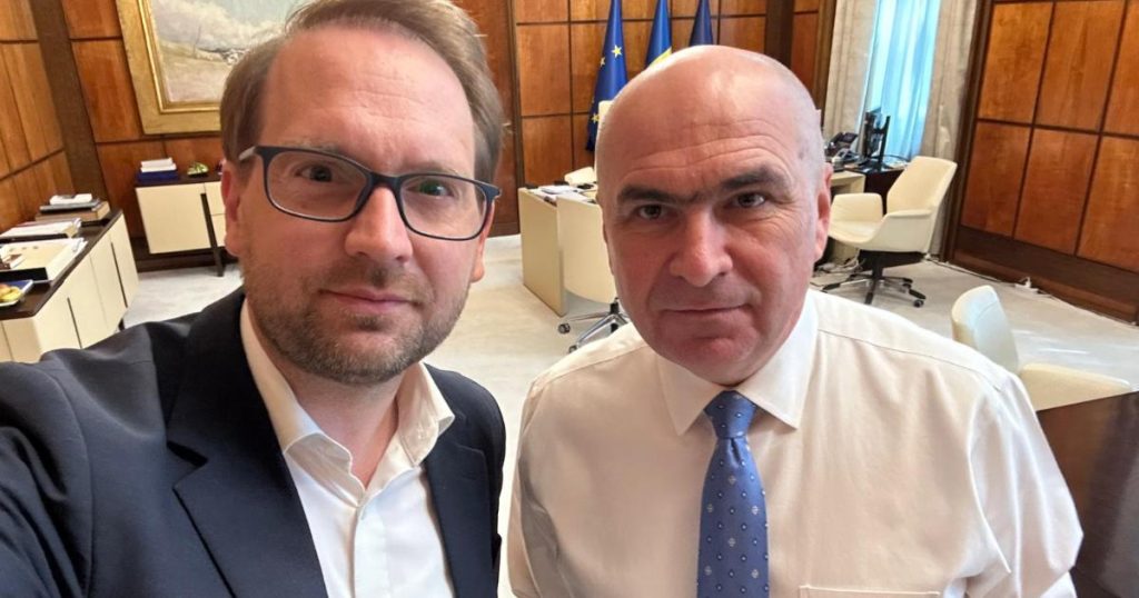 Liderul USR, Dominic Fritz, critică dur moțiunea de cenzură inițiată de PSD și AUR, avertizând asupra riscurilor pe care le implică