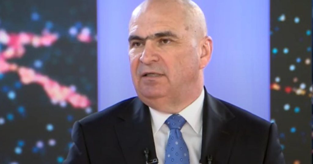 Premierul Ilie Bolojan, totodată ministru interimar al Energiei, a declanșat o amplă dezbatere publică în urma publicării de către Guvern a listei „băieților deștepți” din energie și a datelor privind avizele de racordare (ATR)