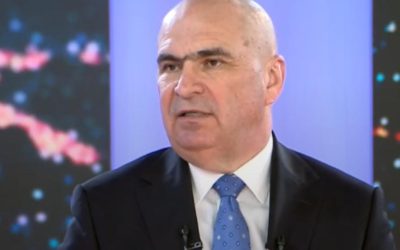 Premierul Ilie Bolojan, totodată ministru interimar al Energiei, a declanșat o amplă dezbatere publică în urma publicării de către Guvern a listei „băieților deștepți” din energie și a datelor privind avizele de racordare (ATR)