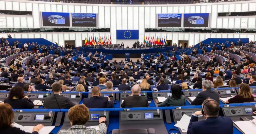 Dacă Partidul Social Democrat (PSD) răstoarnă guvernul și formează o coaliție cu Alianța pentru Unirea Românilor (AUR), România riscă să încalce o linie roșie trasată de Uniunea Europeană: refuzul cooperării politice cu forțele extremiste