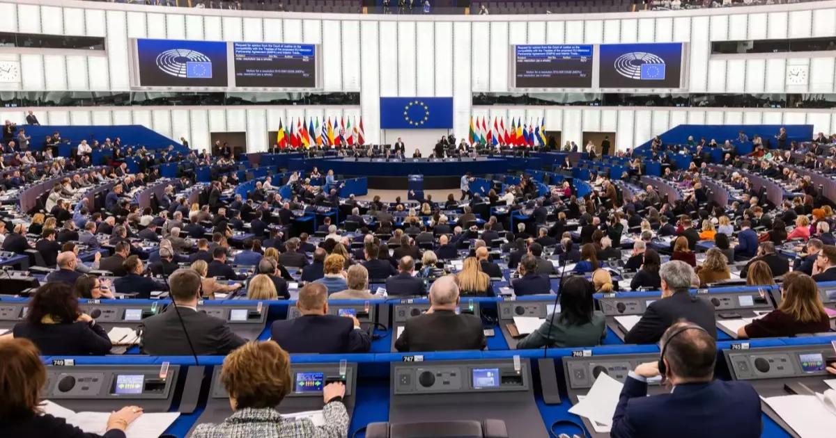 Dacă Partidul Social Democrat (PSD) răstoarnă guvernul și formează o coaliție cu Alianța pentru Unirea Românilor (AUR), România riscă să încalce o linie roșie trasată de Uniunea Europeană: refuzul cooperării politice cu forțele extremiste
