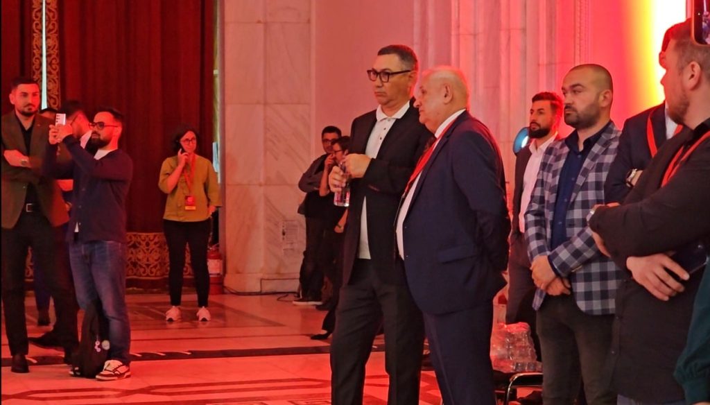 Victor Ponta, prezent la evenimentul ”Momentul Adevărului” Fostul premier Victor Ponta a fost prezent, pentru câteva minute, la evenimentul ”Momentul Adevărului” organizat la Palatul Parlamentului