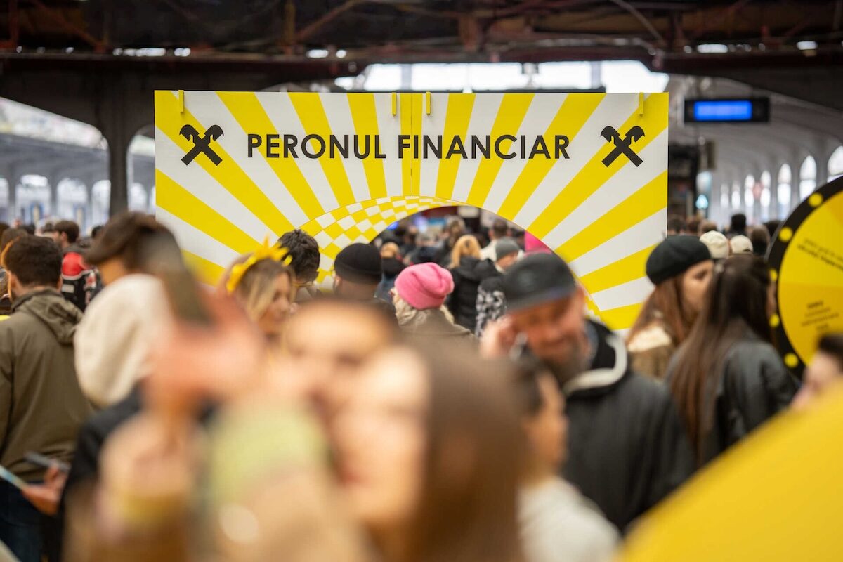 Români, sfătuiți financiar la „Peronul Financiar” înainte de 1 Mai