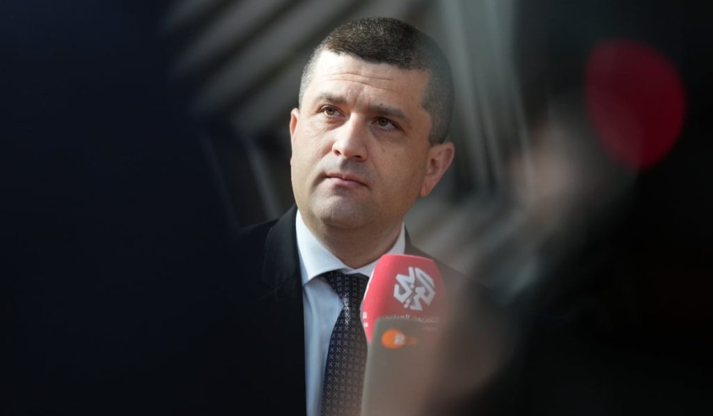 Ministrul Radu Miruță a evitat să dezvăluie cine a negociat contractul de 5,6 miliarde de euro cu compania germană Rheinmetall, stârnind controverse privind transparența Programului SAFE