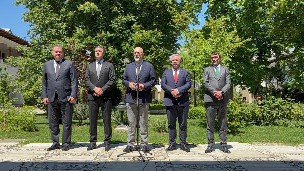 Kelemen Hunor: UDMR preferă o majoritate parlamentară solidă și exclude orice colaborare cu AUR Liderul UDMR, Kelemen Hunor, a declarat luni, după consultările oficiale de la Palatul Cotroceni, că formațiunea sa politică preferă o majoritate parlamentară transparentă și solidă în spatele guvernului