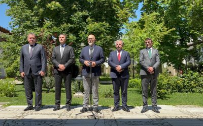Kelemen Hunor: UDMR preferă o majoritate parlamentară solidă și exclude orice colaborare cu AUR Liderul UDMR, Kelemen Hunor, a declarat luni, după consultările oficiale de la Palatul Cotroceni, că formațiunea sa politică preferă o majoritate parlamentară transparentă și solidă în spatele guvernului