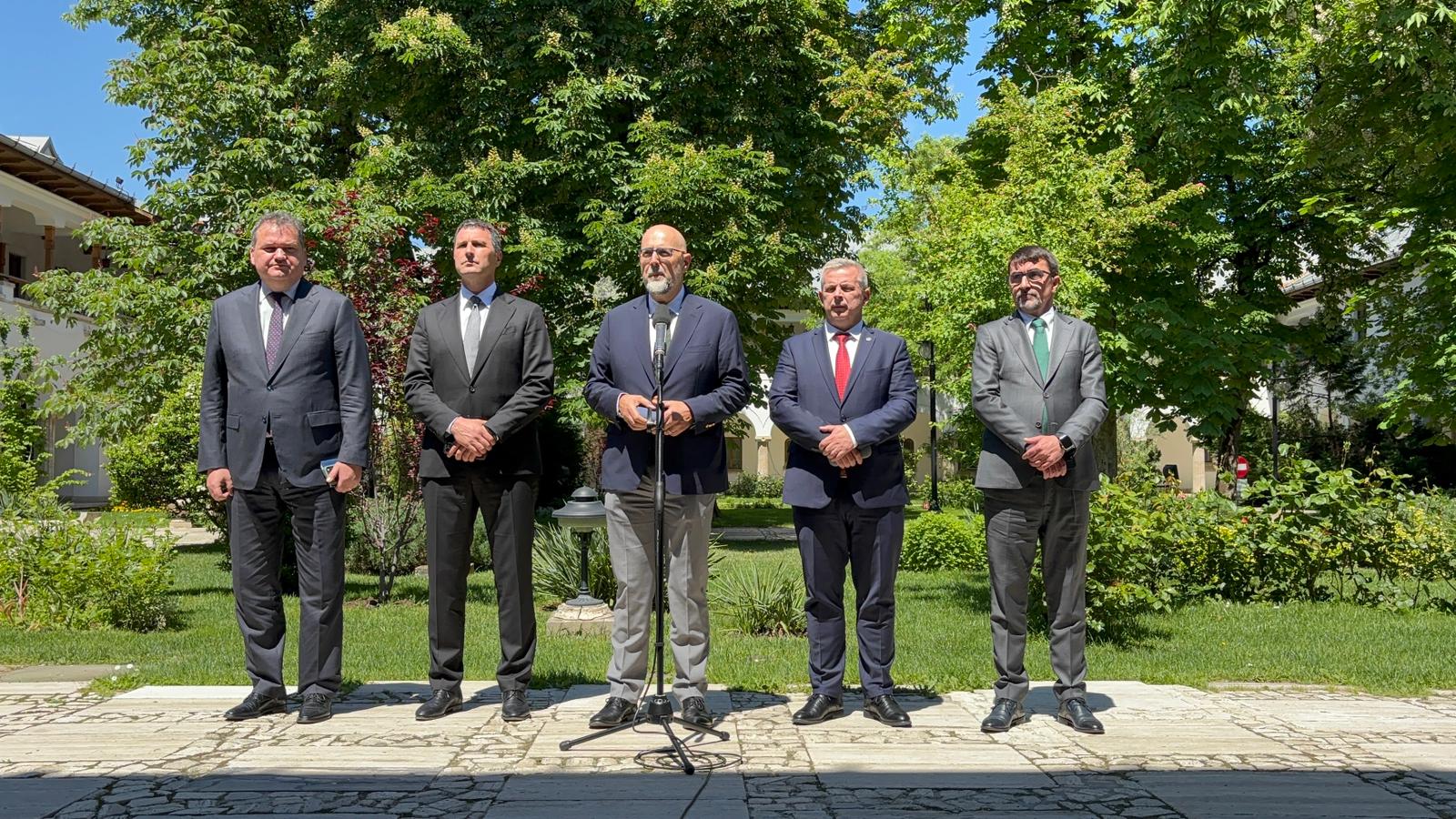 Kelemen Hunor: UDMR preferă o majoritate parlamentară solidă și exclude orice colaborare cu AUR Liderul UDMR, Kelemen Hunor, a declarat luni, după consultările oficiale de la Palatul Cotroceni, că formațiunea sa politică preferă o majoritate parlamentară transparentă și solidă în spatele guvernului