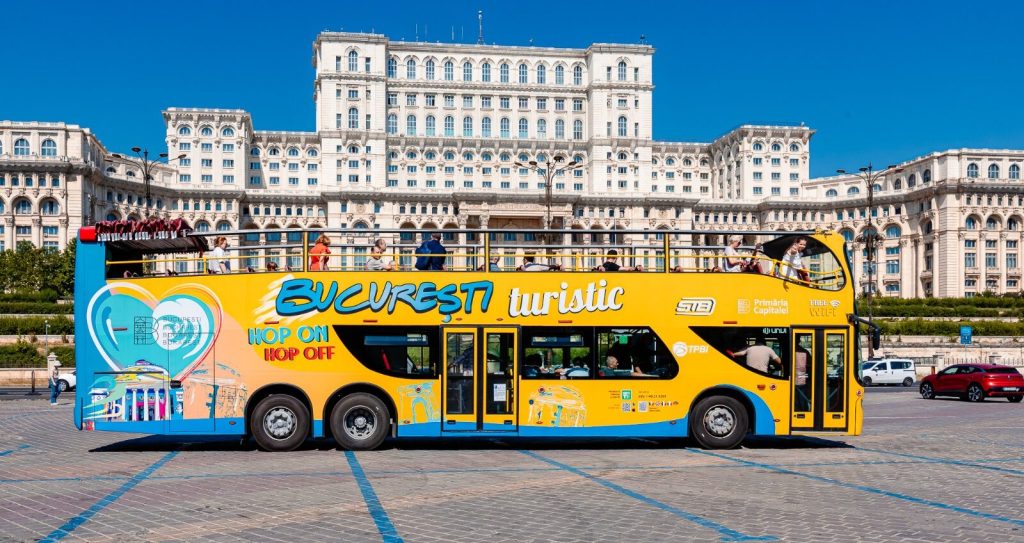 Autobuzele turistice revin în București: Ce rute vor avea, de mâine