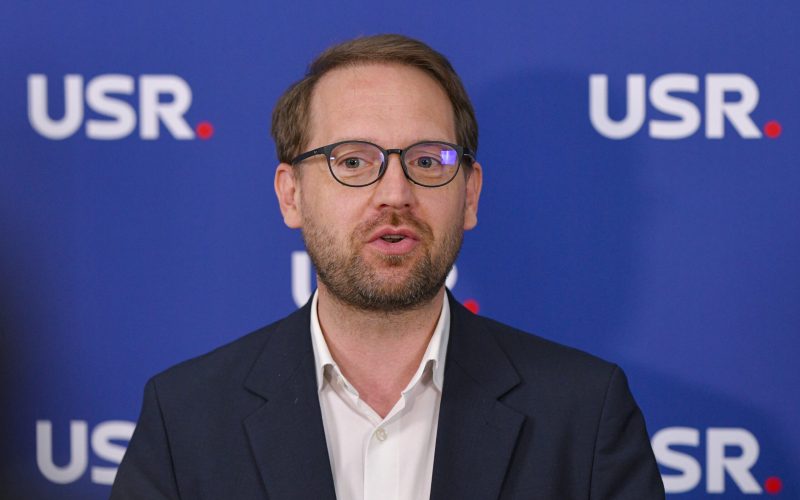 Președintele USR, Dominic Fritz, a anunțat că parlamentarii partidului nu vor vota moțiunea de cenzură depusă de PSD și AUR împotriva Guvernului Bolojan, dar vor participa la dezbateri