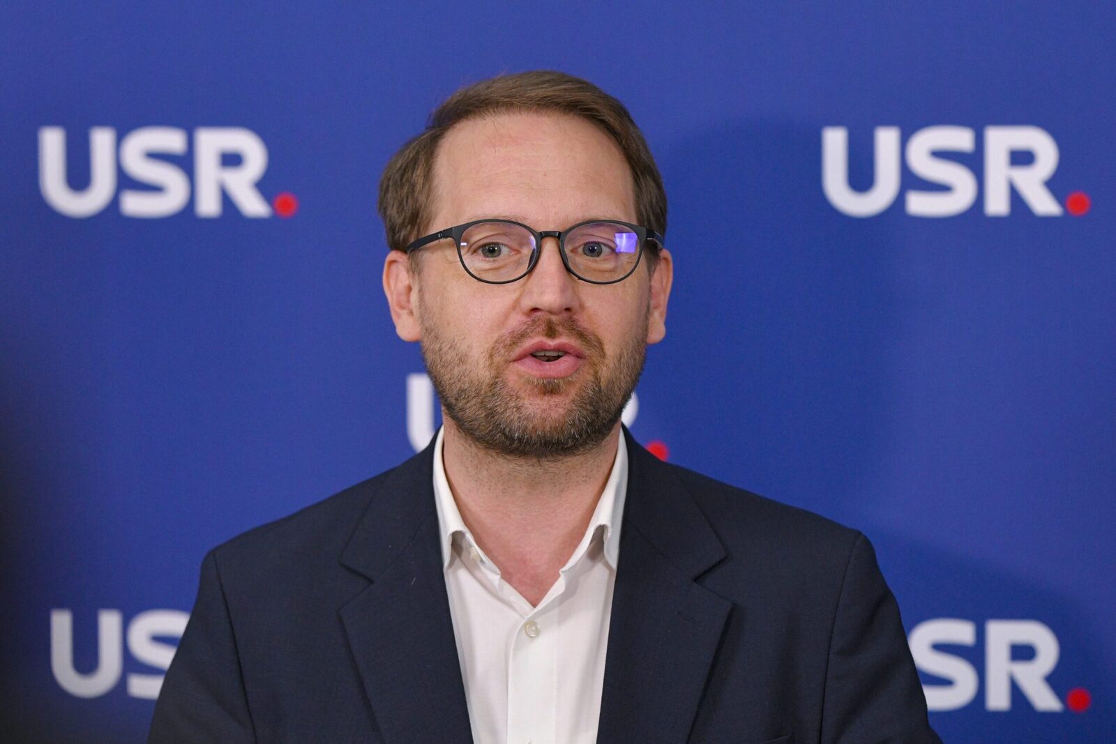 Președintele USR, Dominic Fritz, a anunțat că parlamentarii partidului nu vor vota moțiunea de cenzură depusă de PSD și AUR împotriva Guvernului Bolojan, dar vor participa la dezbateri