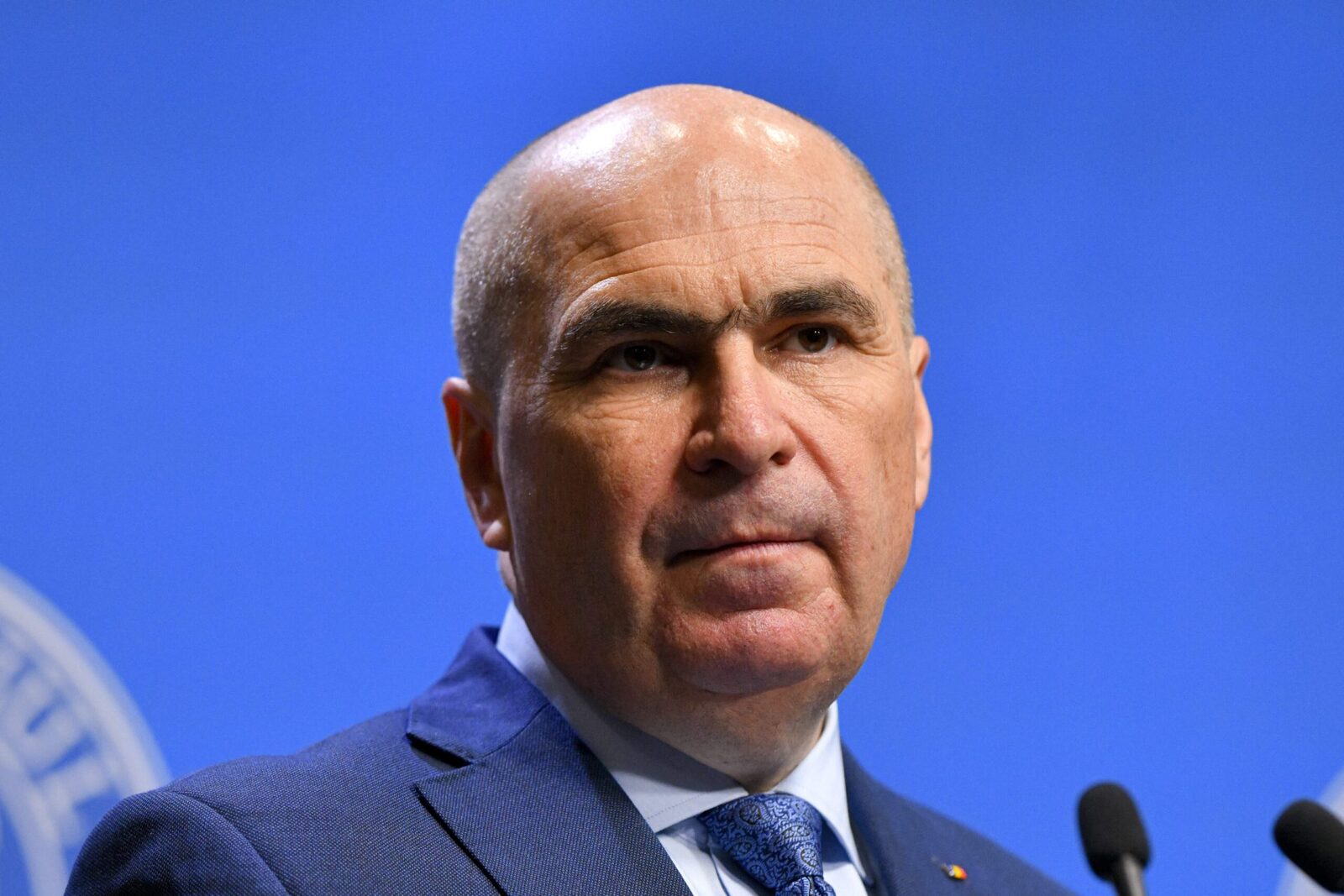 Premierul interimar Ilie Bolojan a abordat miercuri seară, în cadrul unei emisiuni la B1 TV, controversa legată de implicarea vicepremierului Oana Gheorghiu în legătură cu programul SAFE și contractul acordat unei firme de avocatură