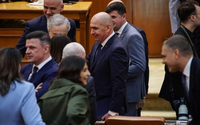 Guvernul Bolojan a căzut, iar politologii prevăd un viitor incert pentru România