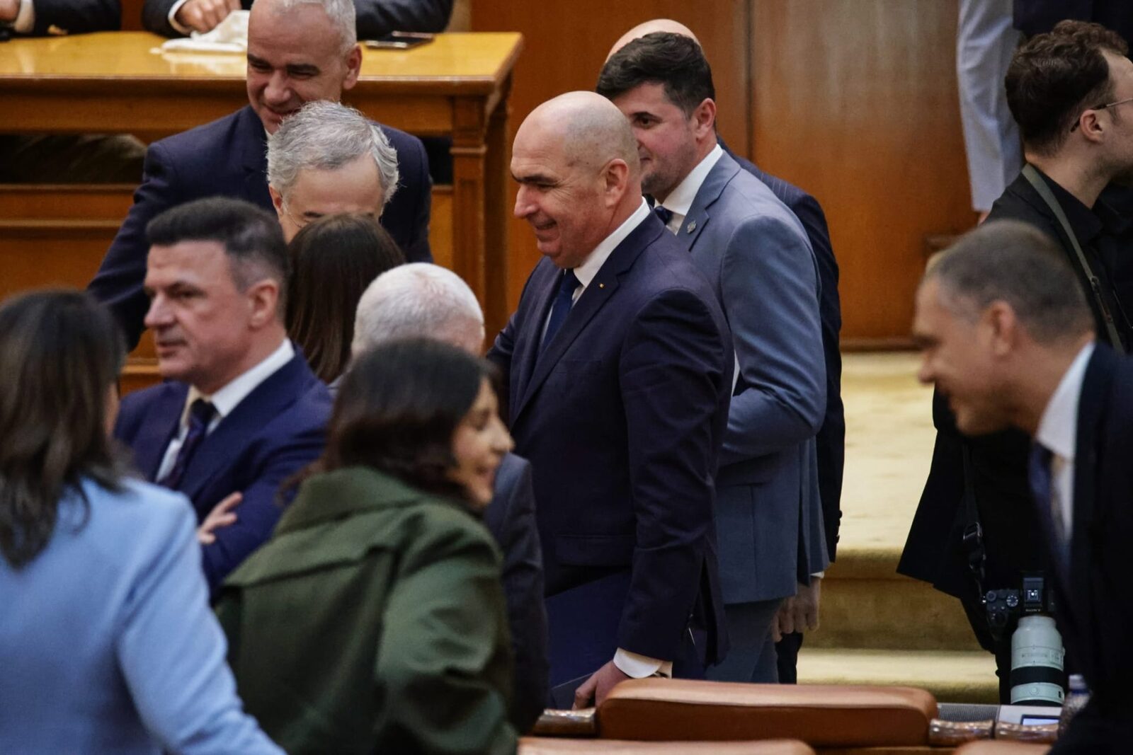 Guvernul Bolojan a căzut, iar politologii prevăd un viitor incert pentru România