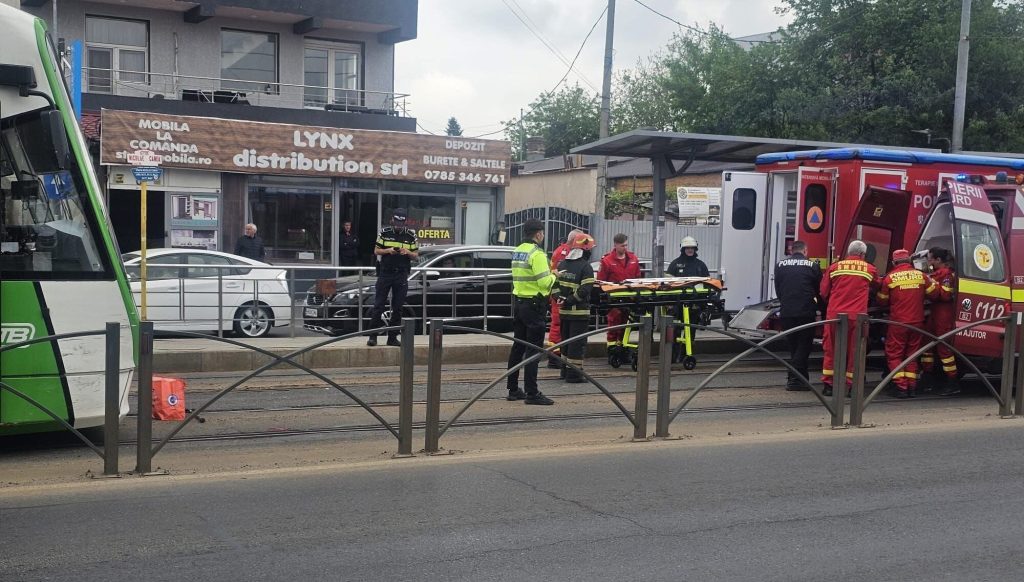 Pieton lovit de tramvai în București: Linia 21, blocată pe Șoseaua Colentina