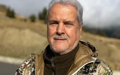Adrian Năstase a analizat recent criza politică din România, atrăgând atenția asupra unei tendințe persistente: așteptarea românilor de a fi „salvați” de o singură persoană