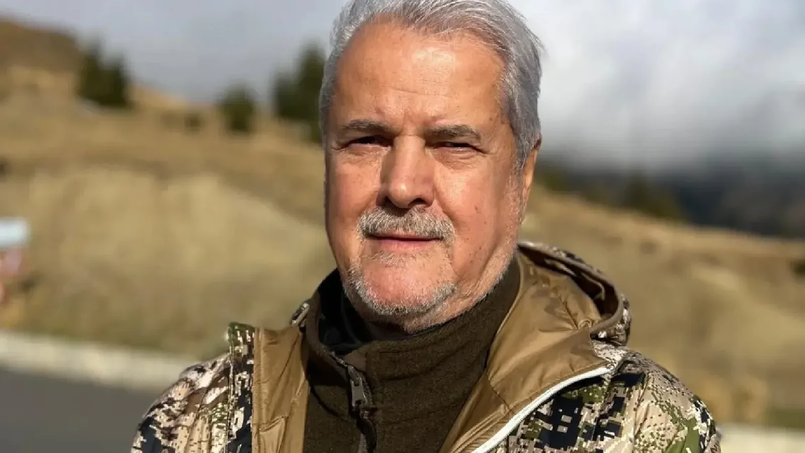 Adrian Năstase a analizat recent criza politică din România, atrăgând atenția asupra unei tendințe persistente: așteptarea românilor de a fi „salvați” de o singură persoană