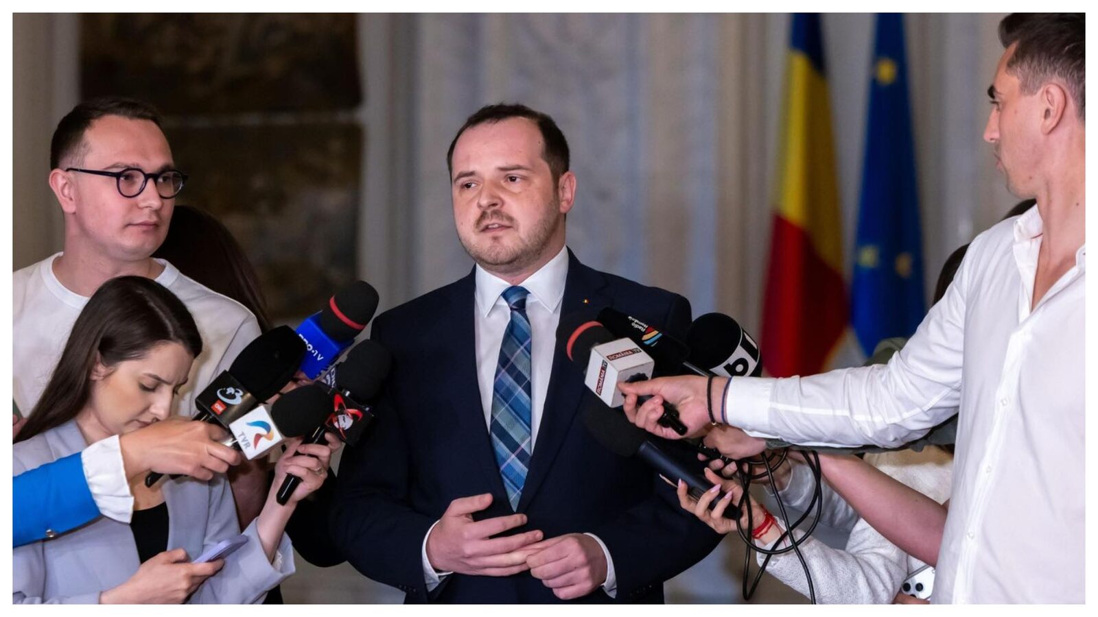 Alexandru Rogobete, fost ministru al Sănătății, a lansat un avertisment dur cu privire la tensiunile politice din România, criticând orgoliile și luptele interne care, în opinia sa, afectează direct interesele țării