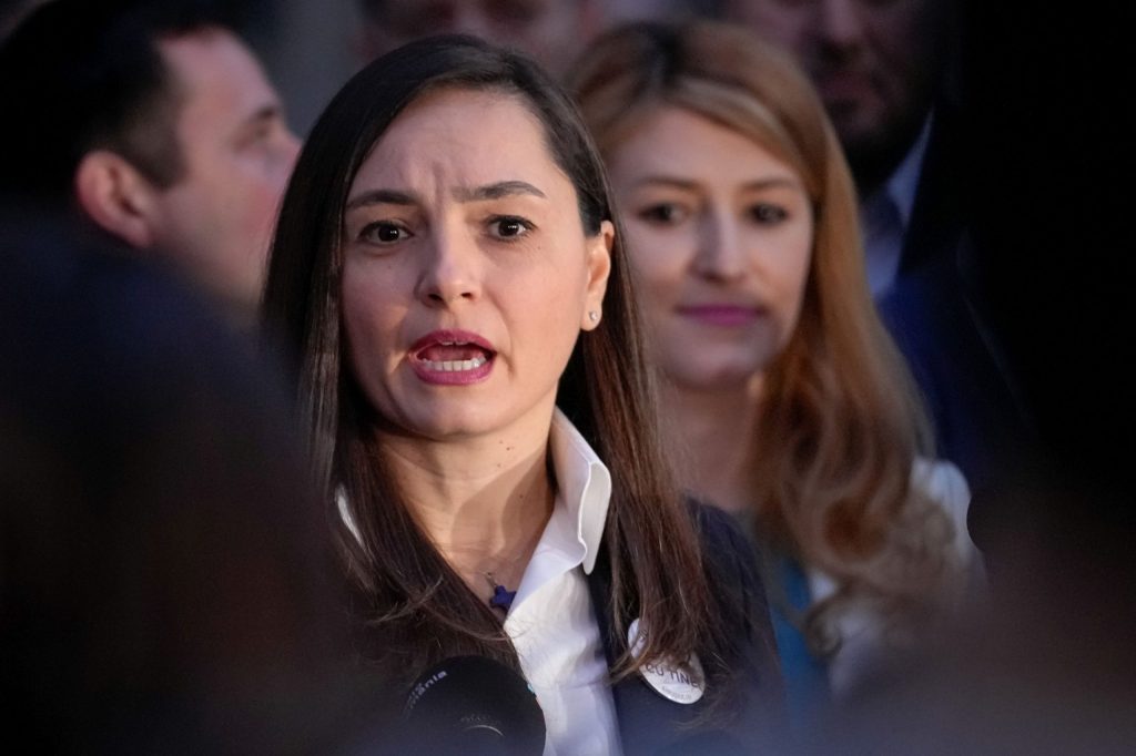 Anamaria Gavrilă, după consultările cu președintele, anunță susținerea POT pentru un guvern pro-occidental Anamaria Gavrilă, reprezentanta Partidului Oamenilor Tineri (POT), a declarat că formațiunea politică este dispusă să sprijine orice formulă pro-occidentală pentru formarea unui guvern stabil