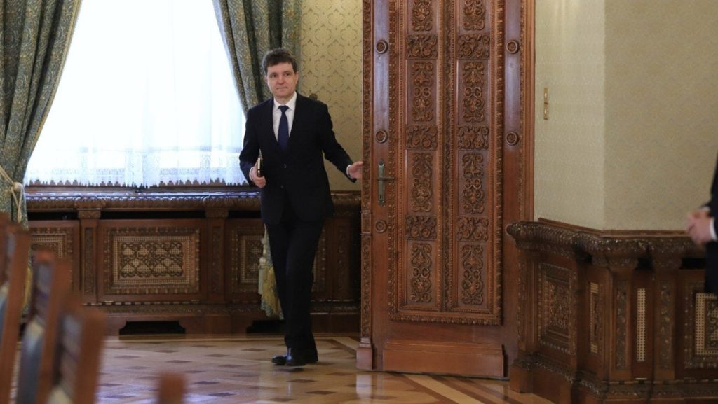 Consultări eșuate la Cotroceni: Nicușor Dan caută soluții pentru o guvernare stabilă Consultările convocate de Președintele Nicușor Dan la Palatul Cotroceni pentru a găsi o soluție la criza politică actuală nu au condus, deocamdată, la un rezultat concret