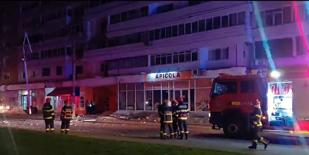 O dronă rusească s-a prăbușit pe un bloc din Galați, declanșând un incendiu și stârnind reacții diplomatice puternice din partea ROMÂNIEI