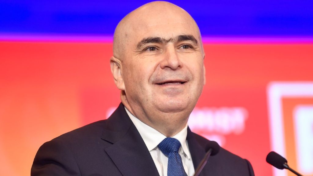 O nouă dispută cu iz de scandal se conturează în domeniul infrastructurii, unde fostul prim-ministru Ilie Bolojan pare să joace un rol important, influențând deciziile Ministerului Transporturilor chiar și după demisia sa.nn Transferuri controversate de proiecte Conflictul a izbucnit după ce ministrul, Radu Miruță, a inițiat transferul mai multor proiecte de la Compania Naţională de Administrare a Infrastructurii Rutiere (CNAIR) la Compania Naţională de Investiții Rutiere (CNIR)