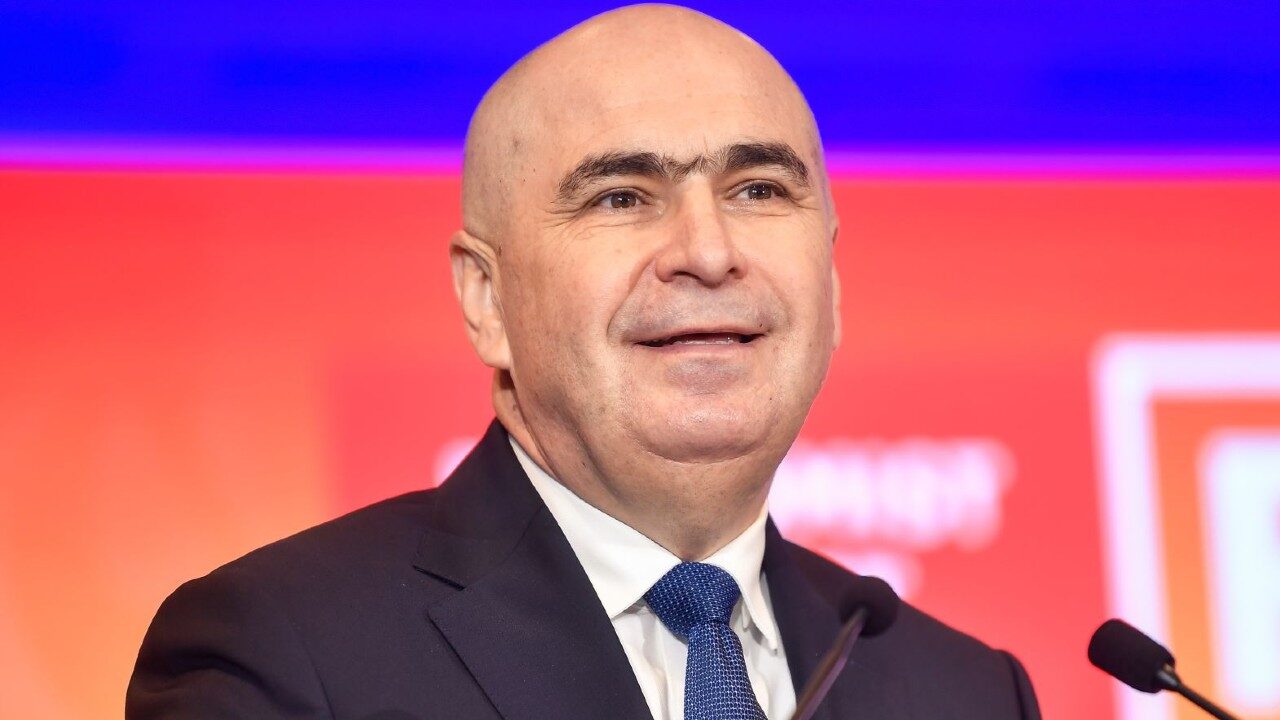 O nouă dispută cu iz de scandal se conturează în domeniul infrastructurii, unde fostul prim-ministru Ilie Bolojan pare să joace un rol important, influențând deciziile Ministerului Transporturilor chiar și după demisia sa.nn Transferuri controversate de proiecte Conflictul a izbucnit după ce ministrul, Radu Miruță, a inițiat transferul mai multor proiecte de la Compania Naţională de Administrare a Infrastructurii Rutiere (CNAIR) la Compania Naţională de Investiții Rutiere (CNIR)