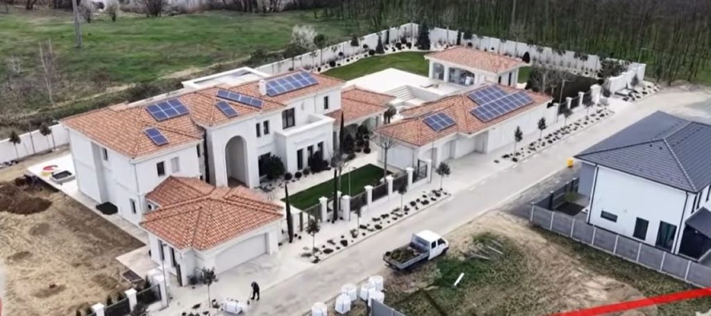 În urma unor imagini publicate de Sursa de Vest, președintele Consiliului Județean Timiș, Alfred Simonis, a explicat că banii folosiți în afacerile familiei provin din surse proprii