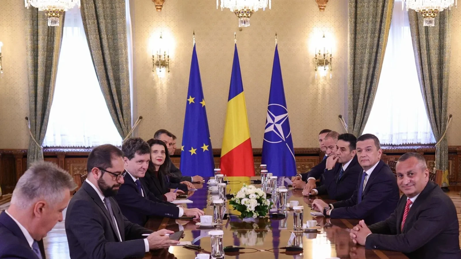 Consultările președintelui Klaus Iohannis cu partidele parlamentare pentru desemnarea unui nou premier au loc în timp ce europarlamentarul PNL Siegfried Mureșan îl acuză pe PSD că încearcă din nou să „păcălească” alegătorii cu ideea unui „salvator tehnocrat”