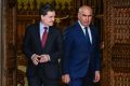 Premierul Ilie Bolojan pare să se bucure de un sprijin online masiv, cu conturi false și grupuri de susținători apărute brusc pe rețelele sociale
