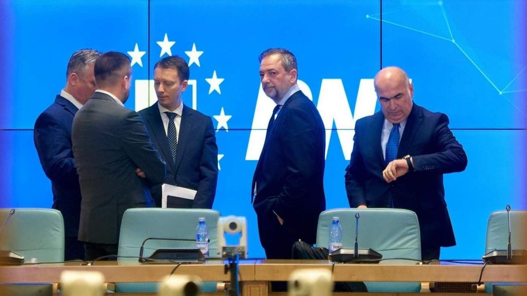 România se confruntă cu o criză politică profundă de aproape o lună, iar Nicușor Dan, președintele României, a convocat partidele politice la consultări pentru data de 18 mai.nnDin data de 20 aprilie, când PSD a retras sprijinul politic acordat premierului Ilie Bolojan, instabilitatea politică a crescut