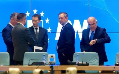 România se confruntă cu o criză politică profundă de aproape o lună, iar Nicușor Dan, președintele României, a convocat partidele politice la consultări pentru data de 18 mai.nnDin data de 20 aprilie, când PSD a retras sprijinul politic acordat premierului Ilie Bolojan, instabilitatea politică a crescut