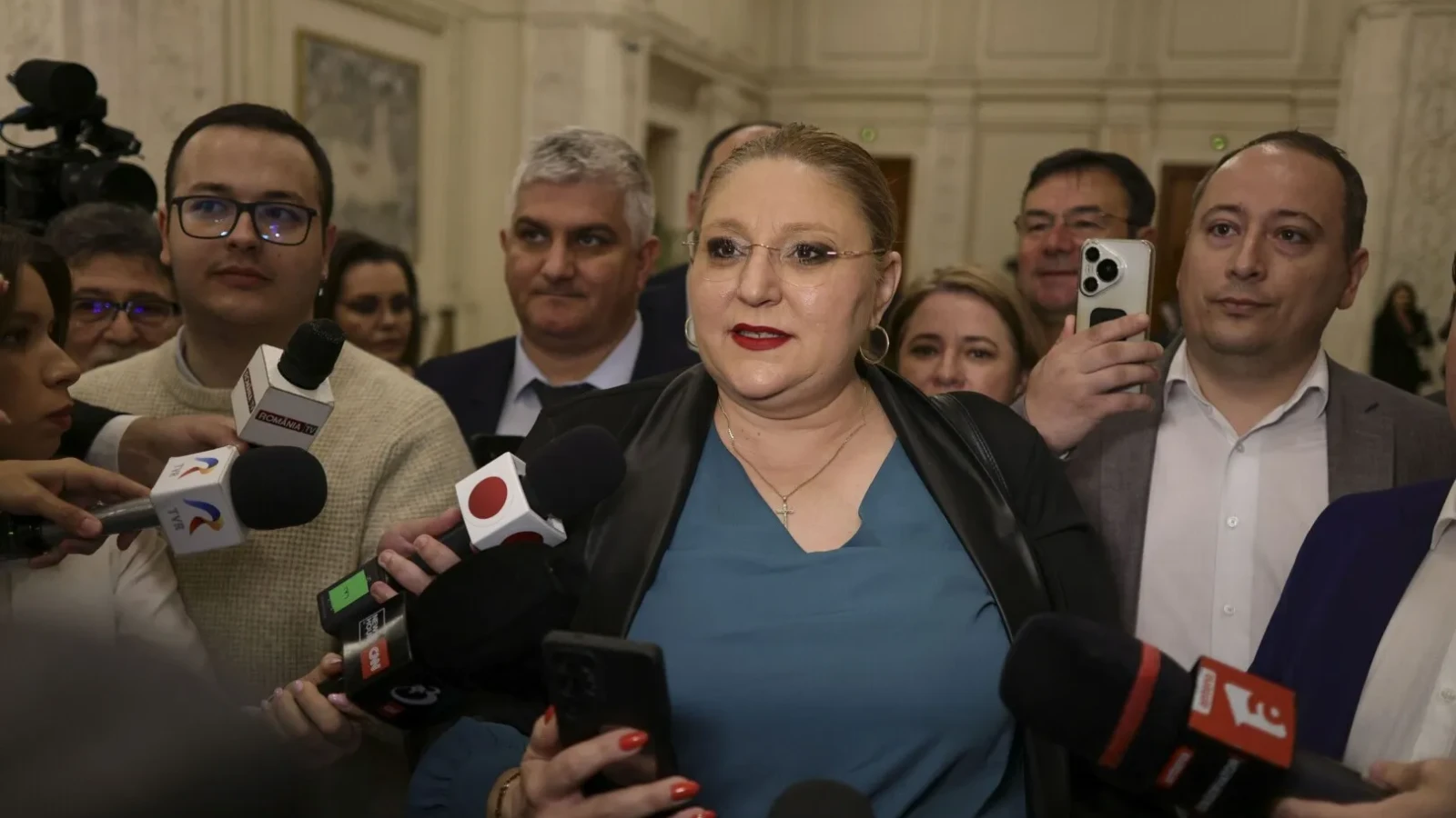 Europarlamentarul Diana Şoşoacă a lansat un atac dur la adresa autorităților române, după ce o dronă a lovit un bloc de locuințe din Galați, incident în care o femeie și copilul acesteia au fost răniți