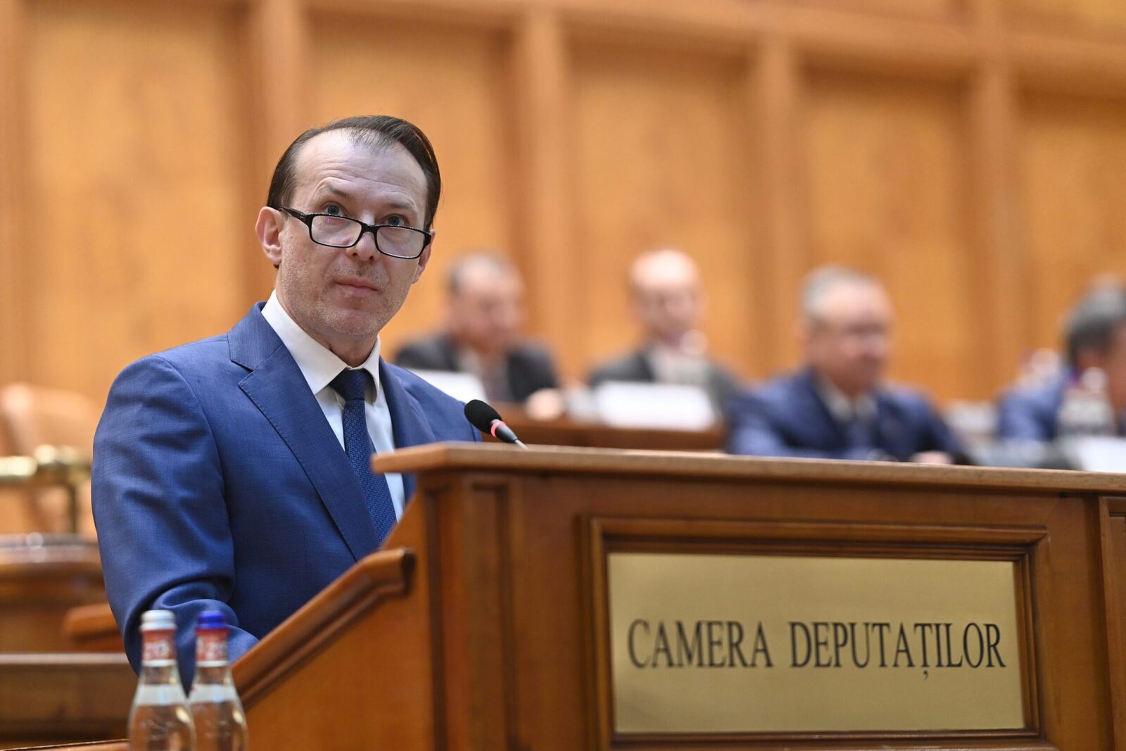 Florin Cîțu, fost premier al României, critică dur actuala guvernare, argumentând că aceasta ar suprataxa sectorul privat în loc să reducă risipa publică