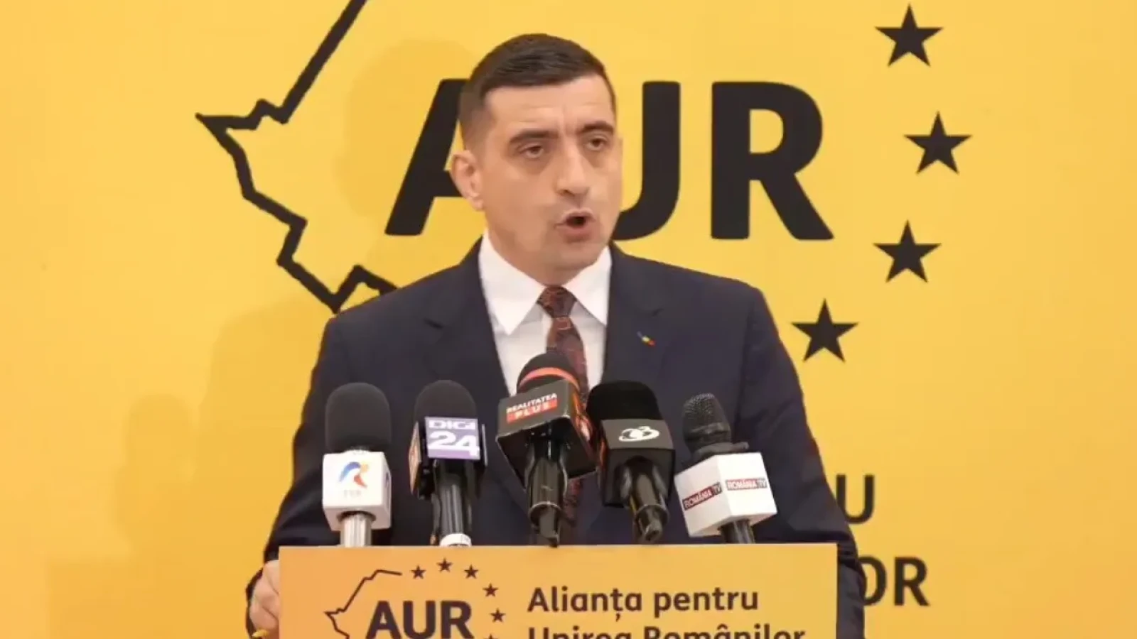 AUR avertizează asupra riscurilor pentru Europa într-un forum economic la Cluj George Simion, președintele Alianței pentru Unirea Românilor (AUR), a declarat sâmbătă, în cadrul Forumului Economic European de la Cluj, că Europa riscă să-și piardă statutul de putere globală dacă nu reușește să-și protejeze frontierele, economia și identitatea