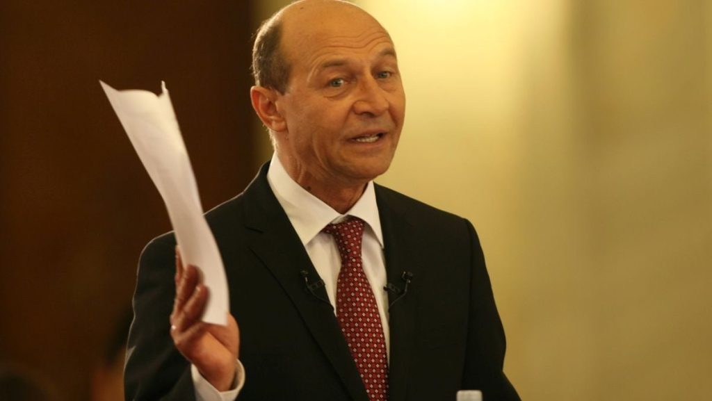 Traian Băsescu, fostul președinte al României, a subliniat că singura soluție pentru depășirea crizei politice actuale este reluarea funcționării coaliției de guvernare