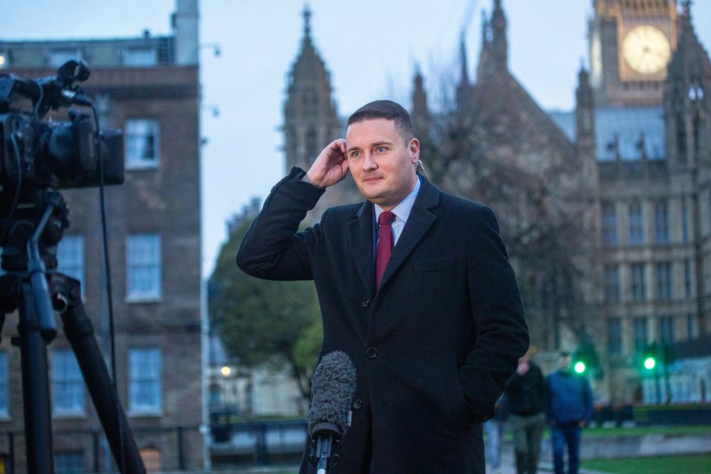 Wes Streeting vrea să-i ia locul lui Keir Starmer în fruntea guvernului britanic Fostul secretar al Sănătății din Marea Britanie, Wes Streeting, și-a anunțat intenția de a candida pentru funcția de prim-ministru