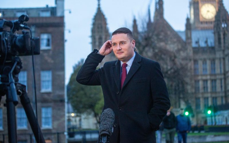 Wes Streeting vrea să-i ia locul lui Keir Starmer în fruntea guvernului britanic Fostul secretar al Sănătății din Marea Britanie, Wes Streeting, și-a anunțat intenția de a candida pentru funcția de prim-ministru