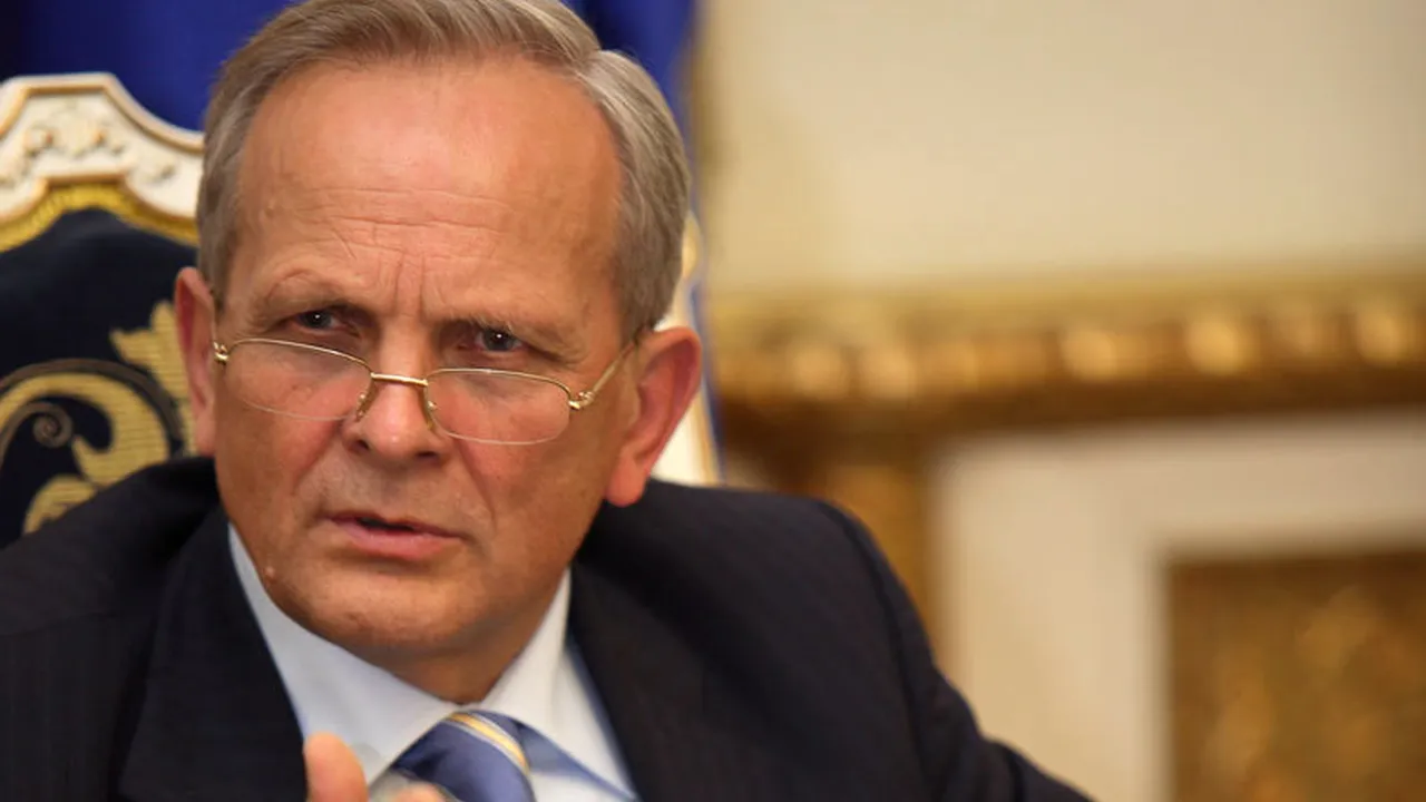 Fostul premier Theodor Stolojan îl critică pe Nicușor Dan, acuzându-l că tergiversează desemnarea unui prim-ministru