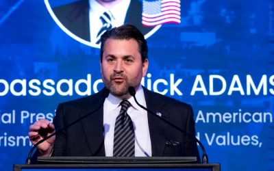 Nick Adams, o figură proeminentă a conservatorismului american, a vizitat Cluj-Napoca la invitația liderului AUR, George Simion, pentru a participa la „European Awareness Days – European Economic Forum 2026”