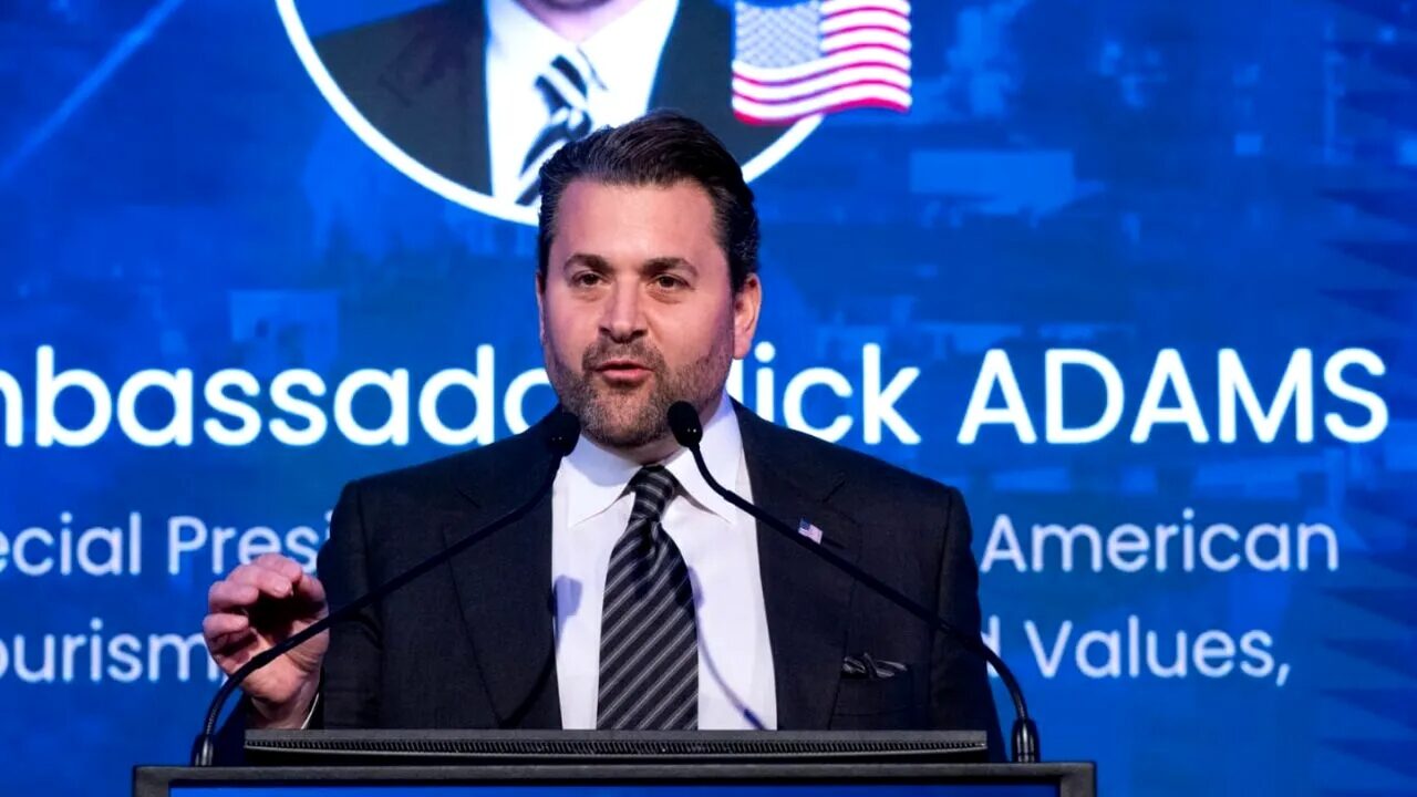 Nick Adams, o figură proeminentă a conservatorismului american, a vizitat Cluj-Napoca la invitația liderului AUR, George Simion, pentru a participa la „European Awareness Days – European Economic Forum 2026”