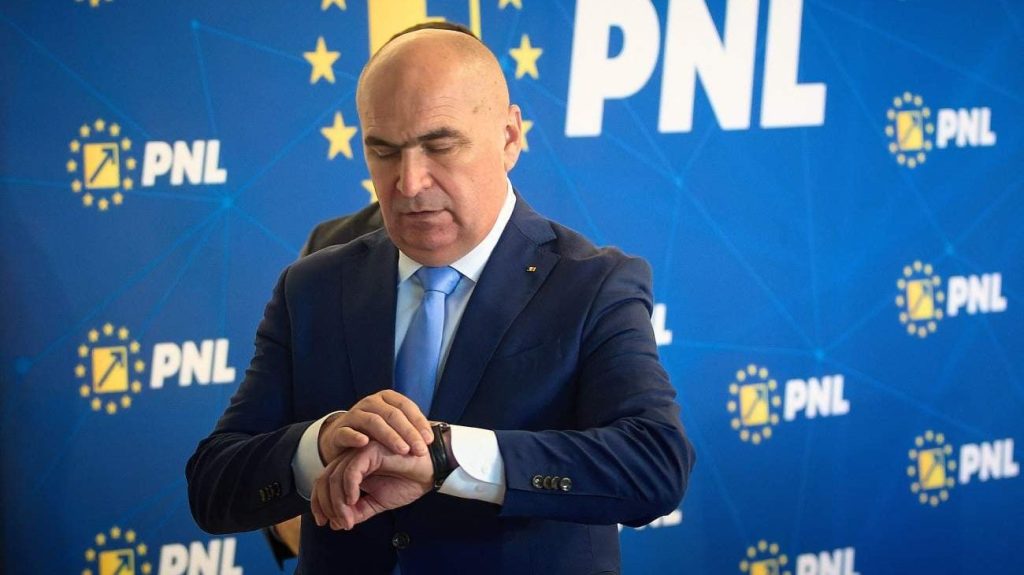 România se confruntă cu o criză politică profundă de aproape o lună, accentuată de demiterea Guvernului condus de Ilie Bolojan prin moțiune de cenzură
