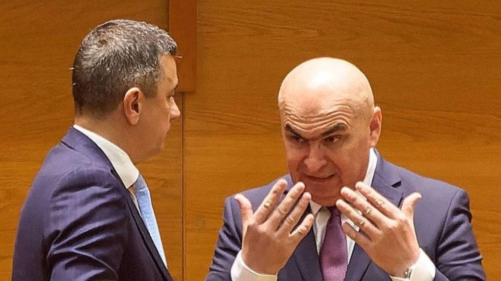 PSD acuză guvernul demis de numiri politice controversate în funcții publice Partidul Social Democrat (PSD) critică vehement ultimele decizii ale guvernului demis, acuzând instalarea unor persoane fără competențe în funcții-cheie