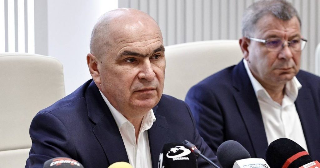 Bolojan răspunde acuzațiilor PSD și comentează rolul președintelui Iohannis Premierul Ilie Bolojan a respins cererea de demisie adresată de Partidul Social Democrat (PSD) și a comentat criticile venite dinspre formațiunea condusă de Marcel Ciolacu