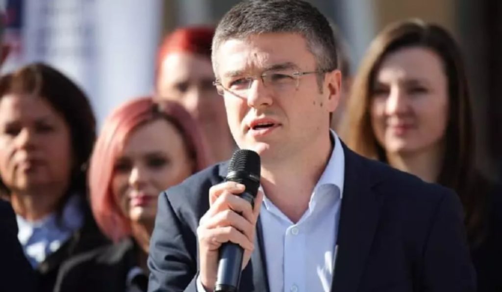 Guvernul plătește chirii pentru birouri parlamentare în Brașov, folosite de USR, dar care par a fi goale sau nefuncționale, dezvăluie o investigație DeFapt.ro